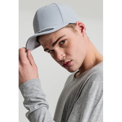 Urban Classics Шапка с козирка Urban Classics 110 Cool & Dry Mini Pique в сив цвятUB-110P-00473 - Сив, размер one size