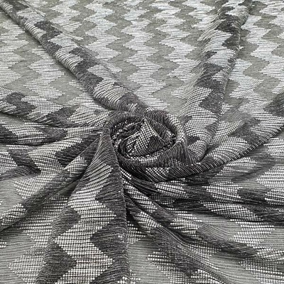 Jemné plisé šedé, stříbrný cik cak, š.145