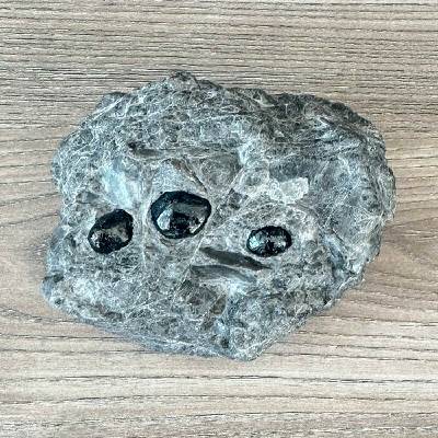Nefertitis Obsidián Apačská slza v matrixu USA 76 NF64488 - cca 1,6 cm, 528 g