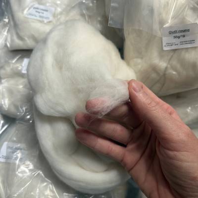 Nebarvený česanec, ovčí merino vlna 19 mikronů, balení 50 g