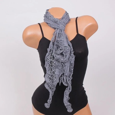 Дантелен шал в тъмносиво с роза