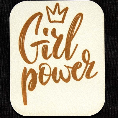 Štítok - Girl power Materiál/farba: Šedá koženka