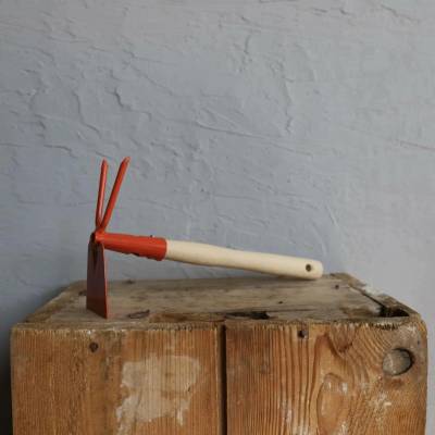 Rosteto okopávačka s násadou, rovná, oranžová, 2 hroty – 27 cm