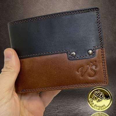 Hnědo černá kožená peněženka s monogramem Luxusní PREMIUM Leather ražba monogram u A Okrasně Monotype Cors.