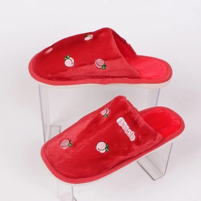 Пухкави пантофи в червен цвят с праскови