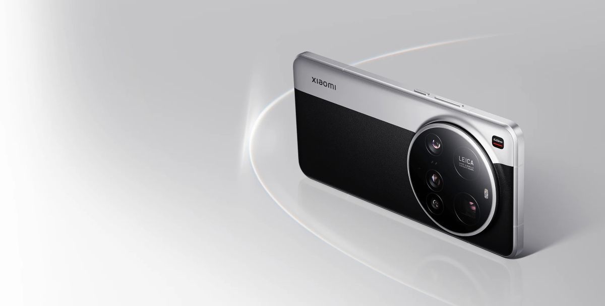 Xiaomi 15 Ultra okostelefon hátlapja Silver Chrome kivitelben