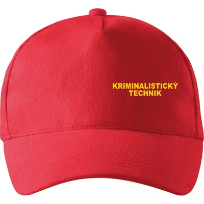 Kriminalistický technik so zahnutým šiltom a látkovou sponou Červená