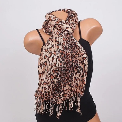 Моден шал с леопардов десен в бежови нюанси