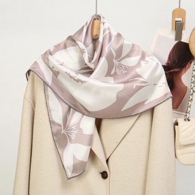 hedvábný šátek taupe květy v dárkovém balení – Zboží Mobilmania