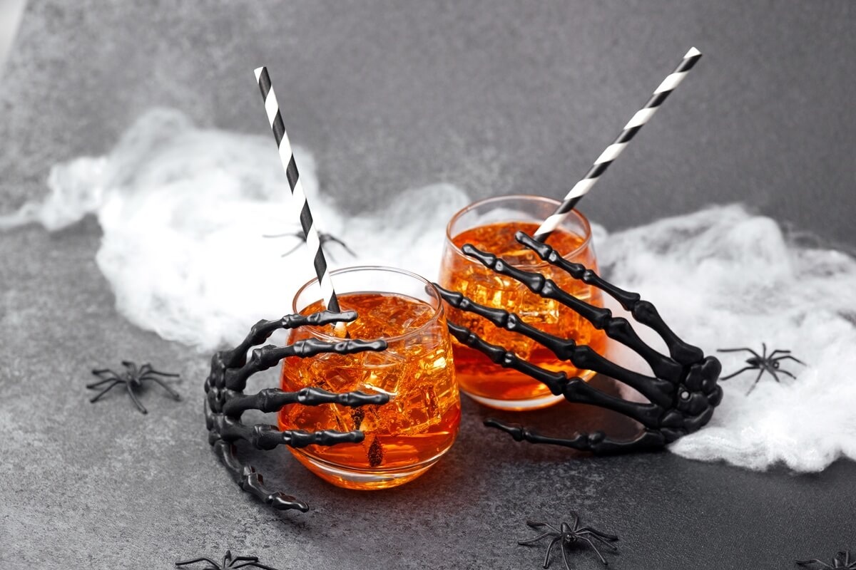 Halloween témájú italok szervírozása