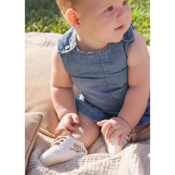 Mayoral Спортни обувки в бял цвят с кафеви връзки за новородено момиче Майорал