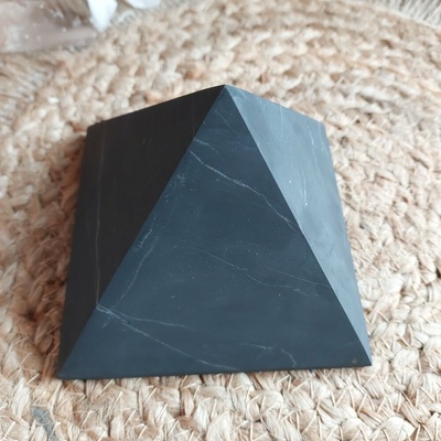 Šungit Pyramida 13x13 cm neleštěná