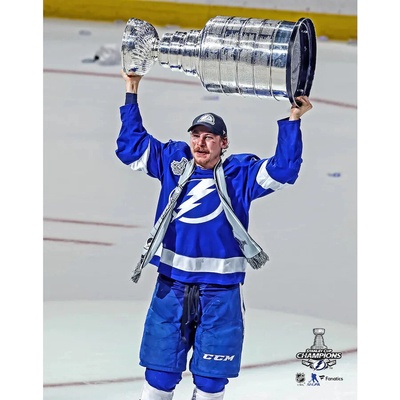 Fanatics Fotografie Yanni Gourde Tampa Bay Lightning NHL 2021 Stanley Cup Champions Raising Cup Photograph 8" x 10"