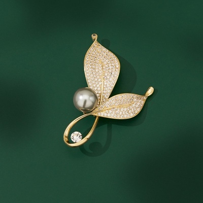 Éternelle brož s Pavé zirkony a šedou shell perlou květina B2329-LXT0264 Zlatá