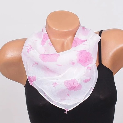 Нежно фишу в бяло с розови цветя