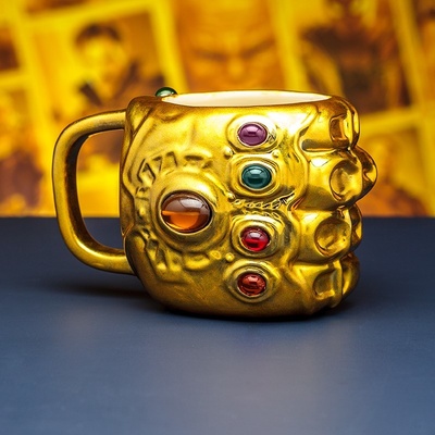 CurePink Keramický hrnček Marvel Avengers Infinity War 3D ruka PP4503MVIW 500 ml