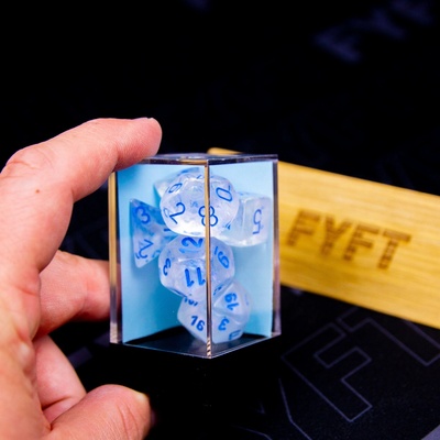 Set 7 svítivých luminary RPG kostek ke hře Dungeons and Dragons Barva: Světle modrá