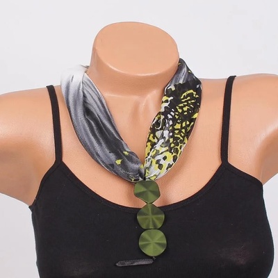 Ефектно фишу в черно, бяло и жълто с висулки