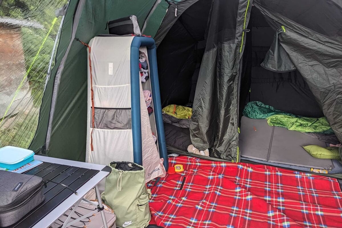 Quechua Air Seconds felfújható kempingszekrény, mint a kényelmes sátorozás praktikus kelléke.