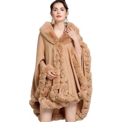 Елегантно пончо в бежово с пухкава шал яка