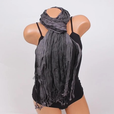 Двуцветен шал в черно и тъмносиво с пепитен десен