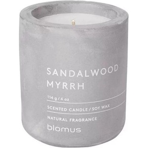 Blomus (Германия) Ароматна свещ BLOMUS FRAGA с аромат Sandalwood Myrrh - Ø6.5 х 8 см - цвят светлосив (BLOMUS 65652)