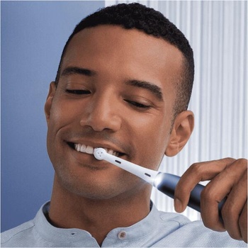 Image 1 of Oral-B iO Series 7 sapphire blue