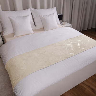 Biante Zamatový prehoz/behúň na posteľ Isabela IBL-018 Zlatý/dymový mramor na púdrovo béžovom 60x220 cm