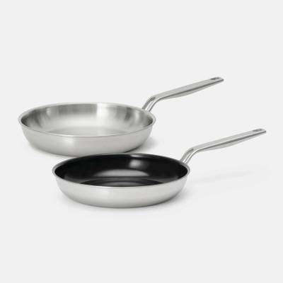 Sada panvíc Lucca 4.0 Pro, ø 26 cm, 2 diely - Nerezová beznitová panvica z viacvrstvovej nerezovej ocele + nepriľnavá nerezová beznitová panvica s keramickým povrchom z viacvrstvovej nerezovej ocele