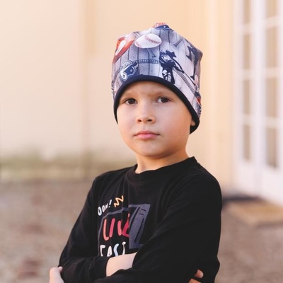 Detská úpletová čiapka s paspulkou a potlačou baseball