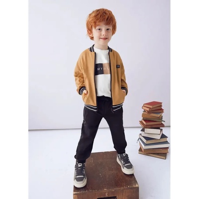 Mayoral Ватиран анцуг със суичър бомбър, бяла блуза и спортен панталон карамел за мини момче Mayoral