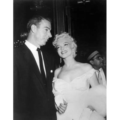 BRIDGEMAN IMAGES Plakát, Obraz - Joe DiMaggio and his wife Marilyn Monroe at the premiere of the film The Seven Year Itch, 1955, 30 × 40 cm