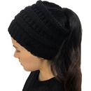 Čepice s otvorem pro culík černá