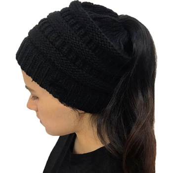 Čepice s otvorem pro culík černá