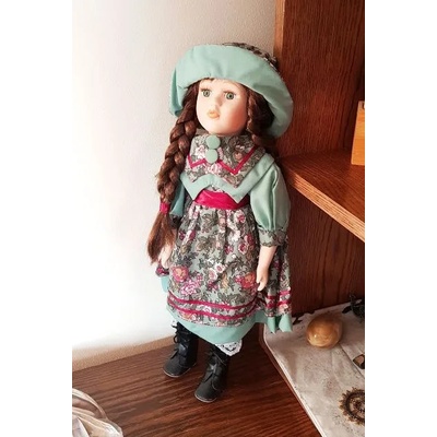 Порцеланова кукла със зелена рокля - голяма