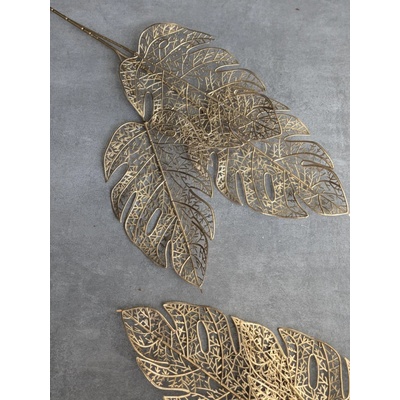 lacne-dekoracie.sk Zlatá dekoratívna vetvička Monstera 111 3 listy 68cm