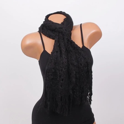 Плетен шал в черно с флорални мотиви и ресни