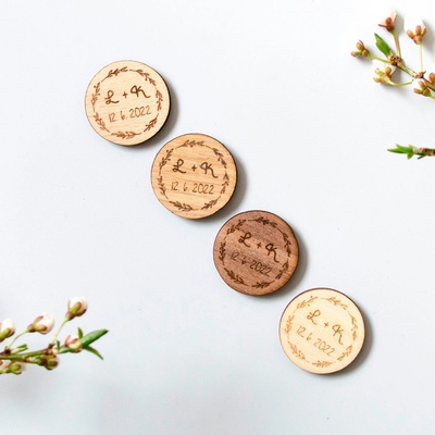 Dřevěný vývazek kruh ozdobné písmo Dřevo: Ořech – Zboží Dáma