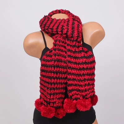 Плетен шал в черно и червено с пухкави помпони