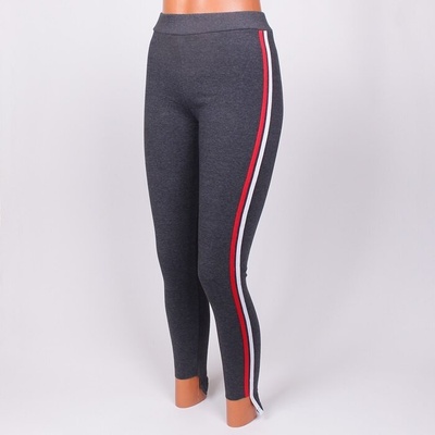 Памучен клин в графитено сив цвят с бяла и червена лента