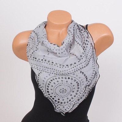 Светлосиво фишу с черни точки