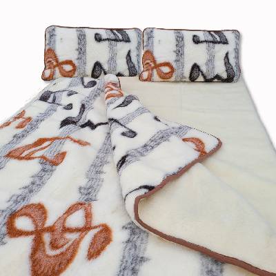 OVČÍ VĚCI Ložní souprava z ovčí vlny vzor Noty, deka 140 x 200 cm, polštář 45 x 75 cm bez prostěradla