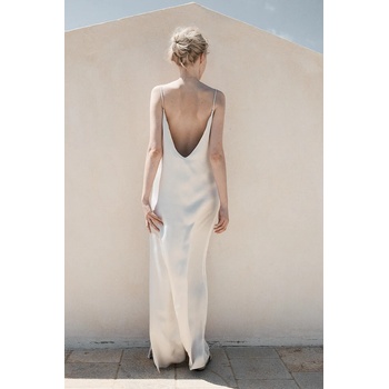 MUUV Рокля MUUV. FEU в бежово дълга със стандартна кройка (sukienka.dluga.FEU)