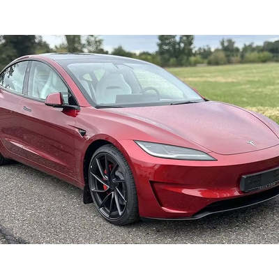 Jízda Teslou Model 3 – Performance highland 24 na polygonu v Hradci Králové