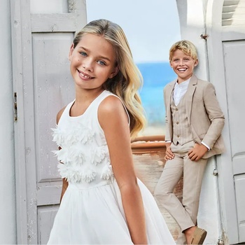 Mayoral Нежна рокля за момиче с текстилни детайли в мръсно бял цвят Майорал