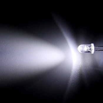 Optosupply LED 5mm stud. bílá samoblikací 3000mcd/30° čirá
