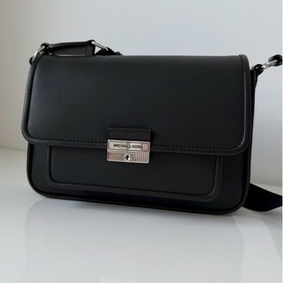 Michael Kors kabelka flap Bradshaw čierna