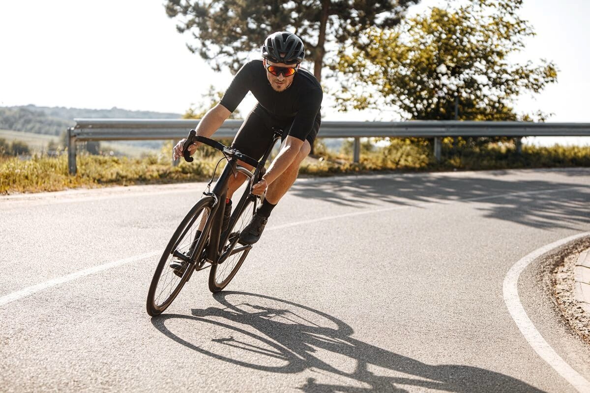 Un biciclist luând un viraj pe o bicicletă de șosea