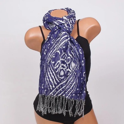 Дамски шал в цвят индиго с бели орнаменти