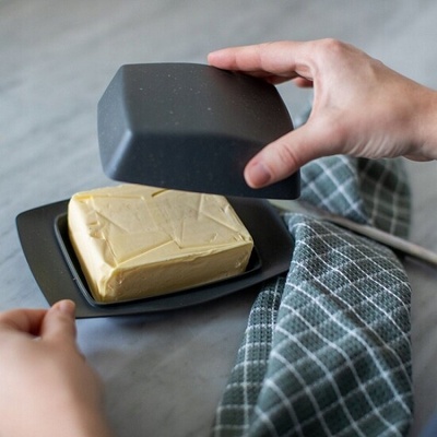 Máslenka RIO, korálová, KOZIOL barva antracitová – Zboží Mobilmania